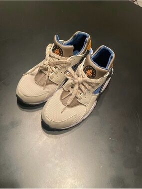 Nike Huarache Beige Sneakers with Blue and Yellow Accents (7Y)